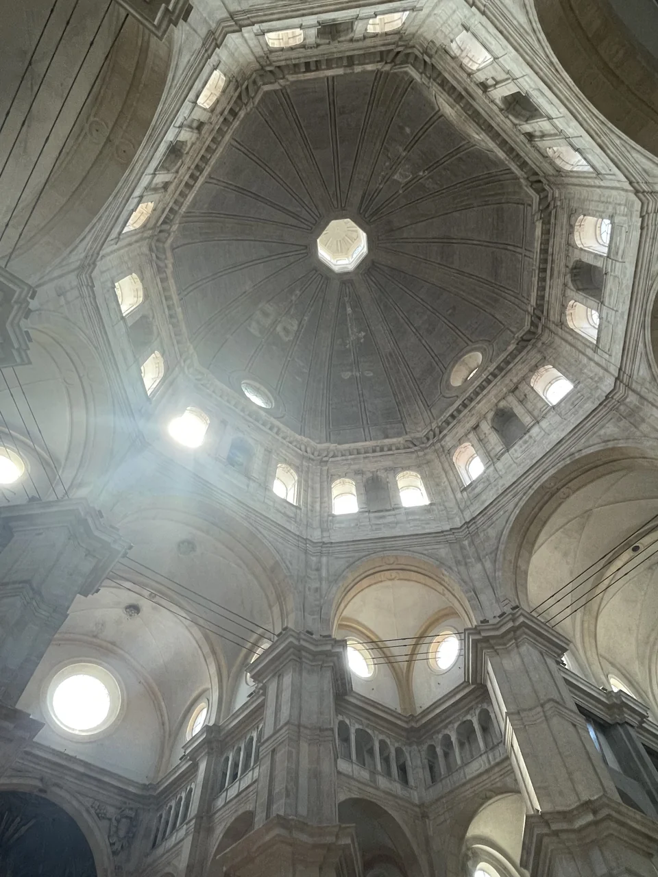Luce naturale nella cupola della Cattedrale di Pavia, giugno 2025